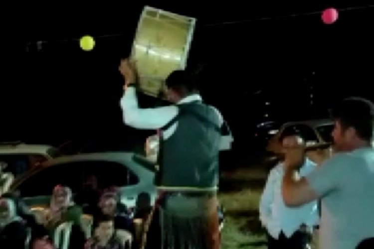 Davuluyla şov yaparken sandalyeden d&uuml;şt&uuml;, zurnayı u&ccedil;urdu