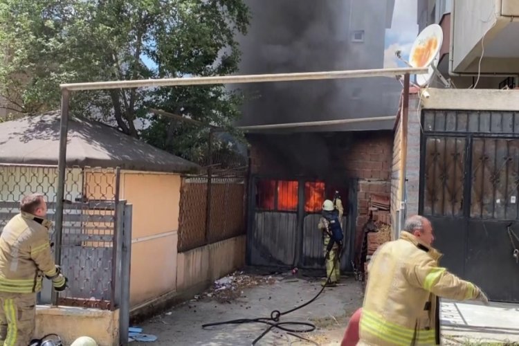 Otomobil yedek par&ccedil;alarının olduğu garaj alev alev yandı