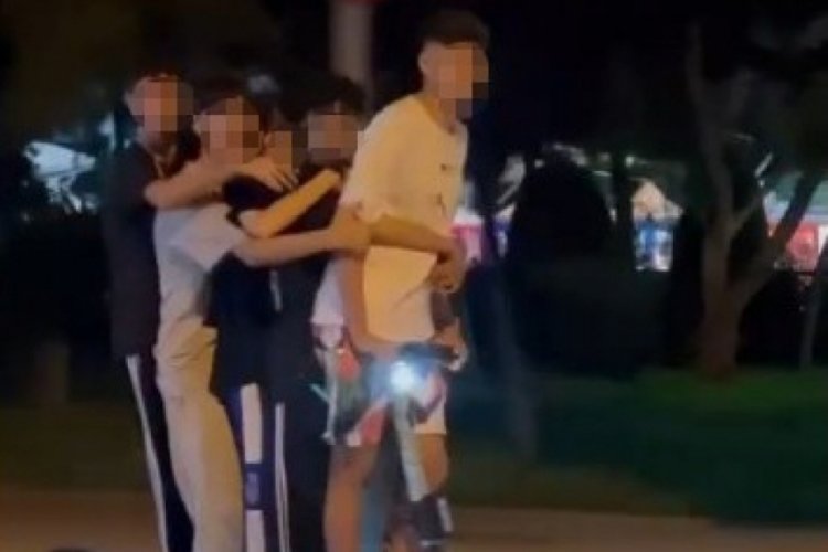 'Bu kadar da olmaz' dedirten g&ouml;r&uuml;nt&uuml;; 5 &ccedil;ocuk elektrikli scootera bindi