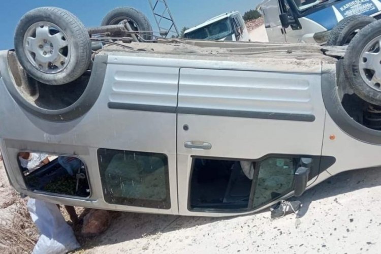 Fıstık tarlasından d&ouml;nen hafif ticari ara&ccedil; devrildi; 4 yaralı