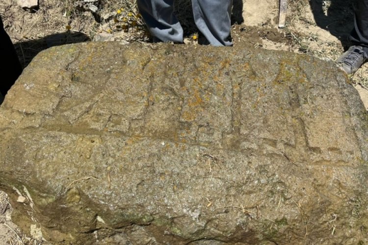 Kars'ta &uuml;zerinde avcı ve av hayvanları resimleri bulunan taş merak uyandırdı