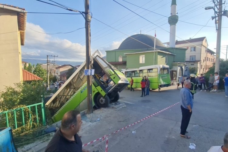 Halk otob&uuml;s&uuml;, başka otob&uuml;se &ccedil;arpıp bah&ccedil;eye d&uuml;şt&uuml;: 8 yaralı