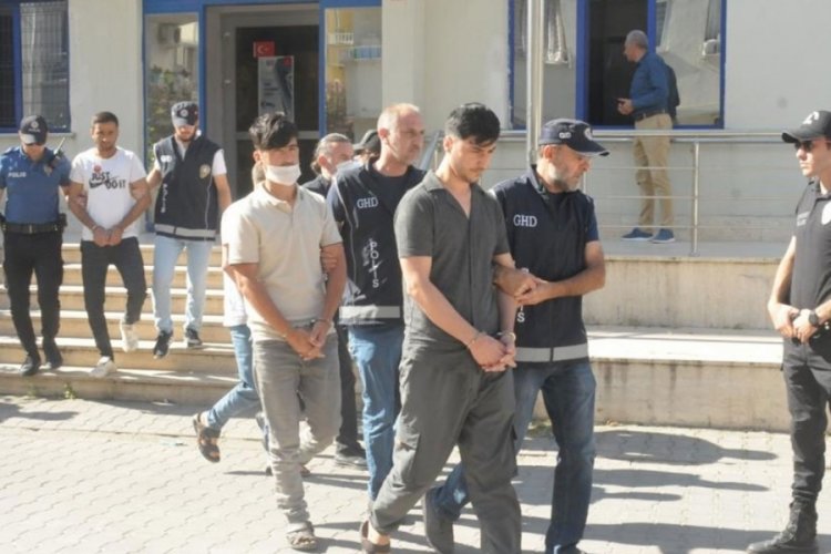 3 ilde "g&ouml;&ccedil;men ka&ccedil;ak&ccedil;ılığı" operasyonu: 3 kişi tutuklandı