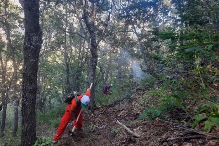 Orman yangınına giden iş&ccedil;iler ve AFAD personeli helikopterle taşındı