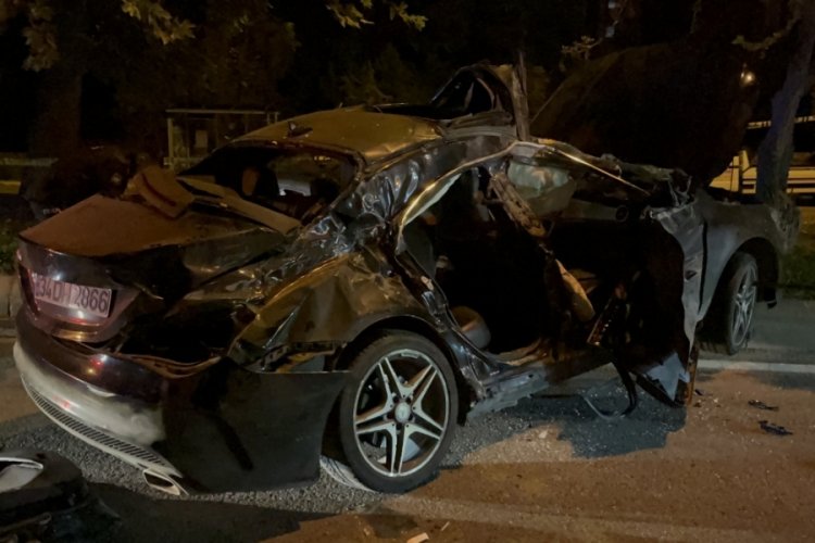Park halindeki kamyona &ccedil;arptı: 5 yaralı