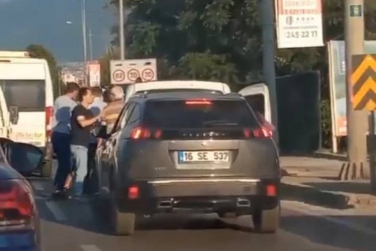 Bursa'da trafikte yol verme kavgası kamerada