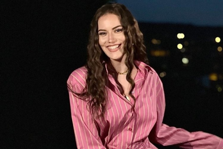 Fahriye Evcen, kendi esprisine g&uuml;ld&uuml;
