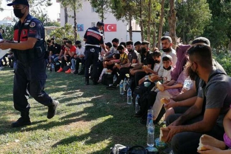 855 ka&ccedil;ak g&ouml;&ccedil;men İzmir'de yakalandı