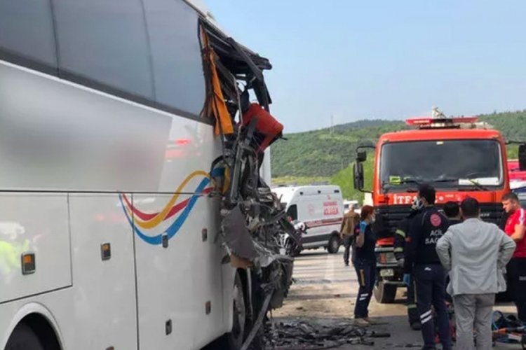 Antalya'da tur otob&uuml;s&uuml; ile kamyon &ccedil;arpıştı: 1 &ouml;l&uuml;, 6 yaralı