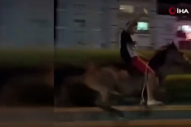 İzmir'de trafikte at ile trafiğe &ccedil;ıktı! G&ouml;renler şaşkına d&ouml;nd&uuml;
