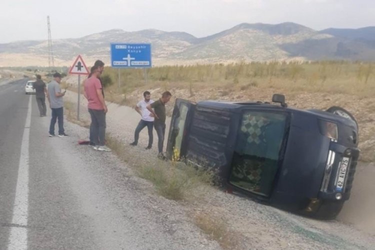 Konya'da kontrolden &ccedil;ıkan minib&uuml;s devrildi: 3 yaralı