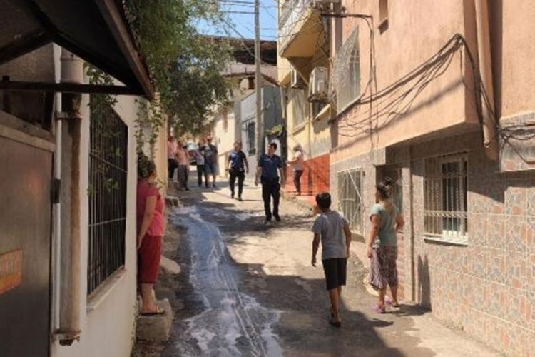 Akılalmaz olay! Annesi ve kız kardeşini i&ccedil;eri kilitleyip evi yaktı