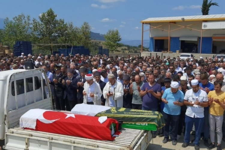 Bursa'da tır kazasında &ouml;len 3 kişi defnedildi