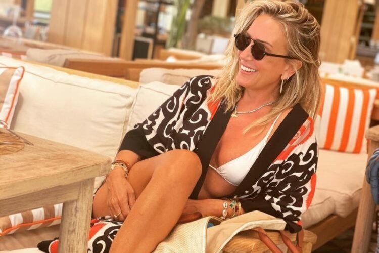 Saba T&uuml;mer, beyaz bikinisiyle &ccedil;ekildiği pozunu paylaştı