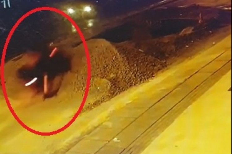 Ankara'da &ccedil;ukurun &uuml;zerinden atlarken d&uuml;şen motosiklet s&uuml;r&uuml;c&uuml;s&uuml; yaralandı