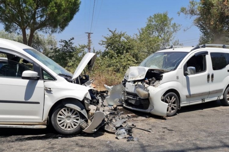 Hafif ticari ara&ccedil;lar kafa kafaya &ccedil;arpıştı: 10 yaralı