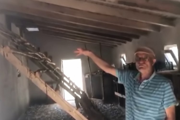 Sivas'ta k&uuml;mesinde beslediği 120 tavuğu &ccedil;aldılar