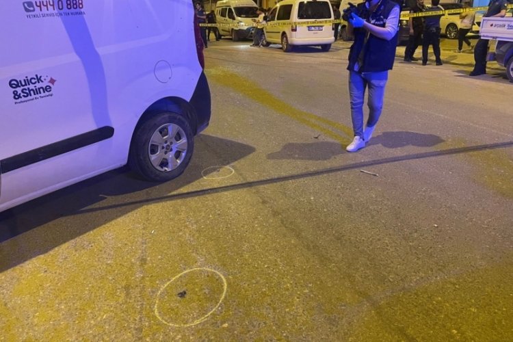 Şanlıurfa'da silahlı kavga; yoldan ge&ccedil;en aile sa&ccedil;malarla yaralandı