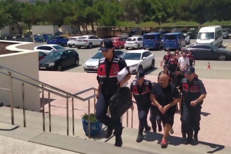 Silah zoruyla ka&ccedil;ırdıkları Suriyeliyi darbedip, gasbettiler; 5 tutuklama