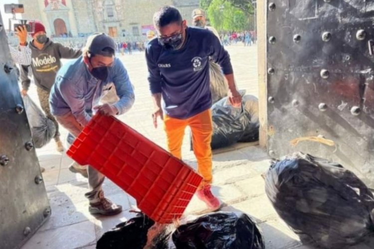 Temizlik iş&ccedil;ileri, belediye binasını &ccedil;&ouml;ple doldurarak eylem yaptı