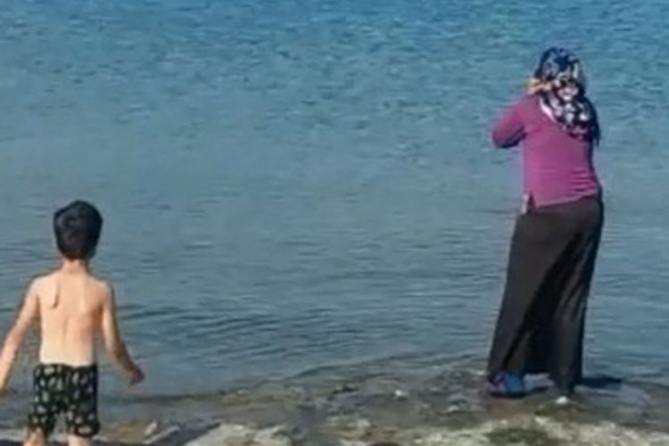 Can simidi ile Van G&ouml;l&uuml;'nde s&uuml;r&uuml;klenen &ccedil;ocuğun imdadına jandarma koştu