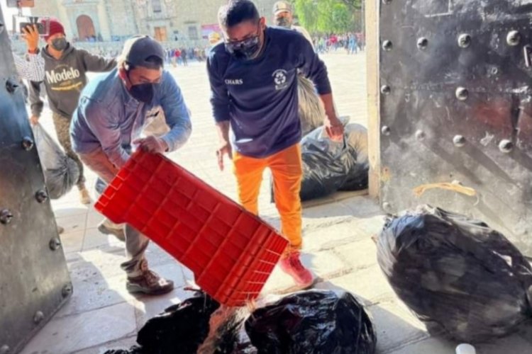 Belediye binasını &ccedil;&ouml;ple doldurdular