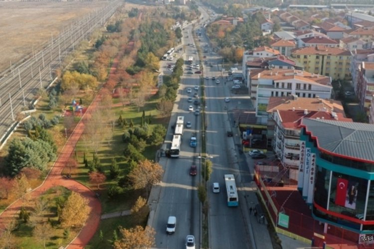 Motosikletli kurye yol &ccedil;alışmasında a&ccedil;ılan &ccedil;ukura d&uuml;şt&uuml;