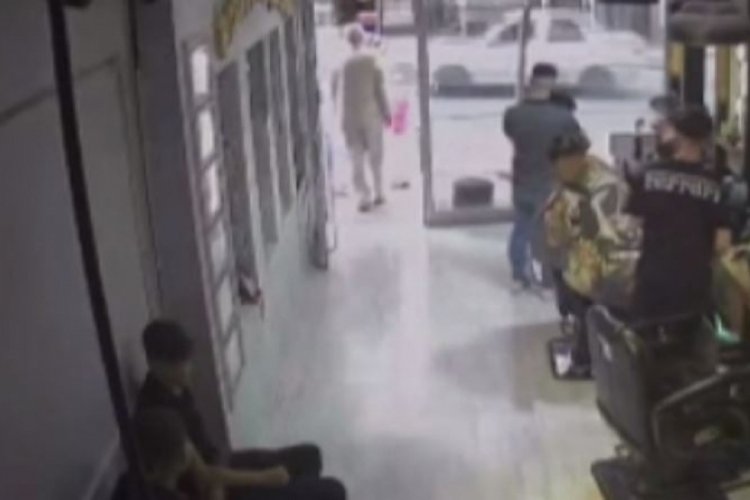 Yolun karşısına ge&ccedil;en yaşlı adama otomobil &ccedil;arptı