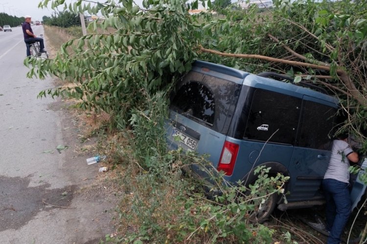 Hafif ticari ara&ccedil; yoldan &ccedil;ıktı: 2 yaralı