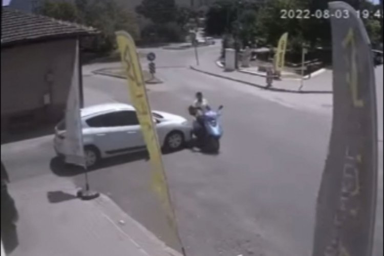 Bursa'da motosiklet kazadan kıl payı kurtuldu! O anlar kamerada