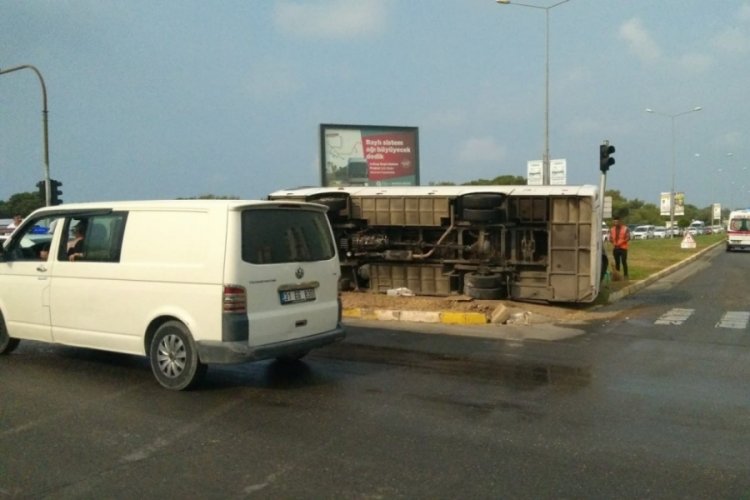 Antalya'da servis midib&uuml;s&uuml; yan yattı: 6 yaralı