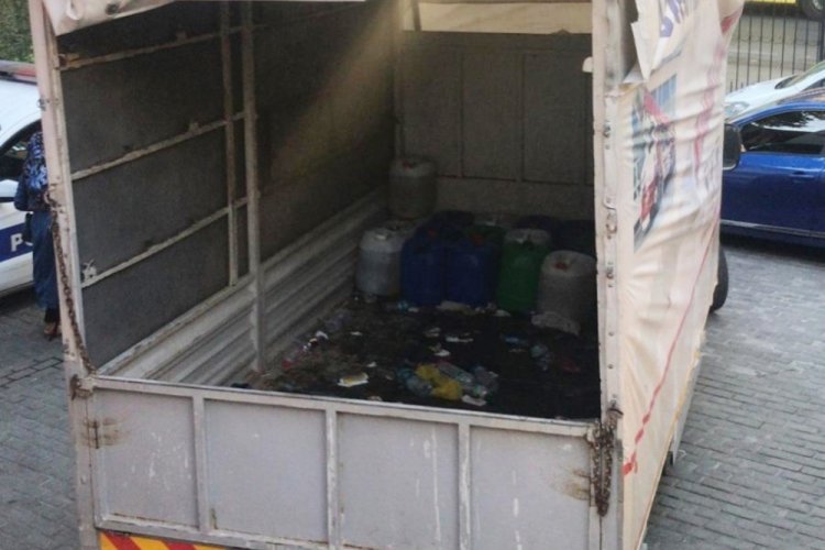 Polisin 'dur' ihtarına uymayan kamyonetten 56 ka&ccedil;ak g&ouml;&ccedil;men &ccedil;ıktı