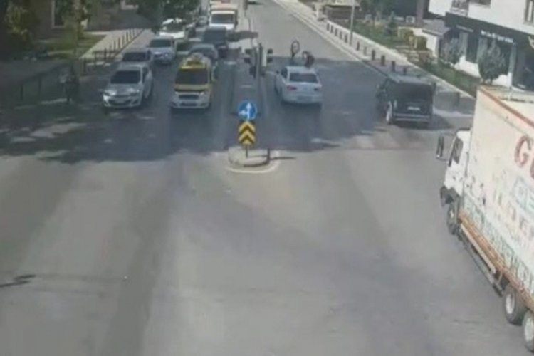 Kırmızı ışıkta durmayan bisikletliye otomobil &ccedil;arptı