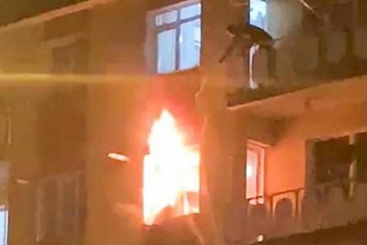 Eşinin evi terk etmesiyle evini ateşe verdi