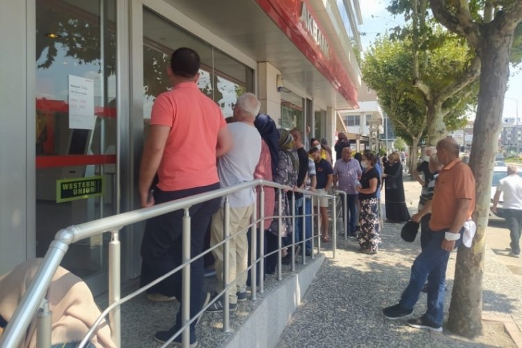Bursa'da bankaların &ouml;n&uuml;nde promosyon kuyruğu (&Ouml;ZEL HABER)