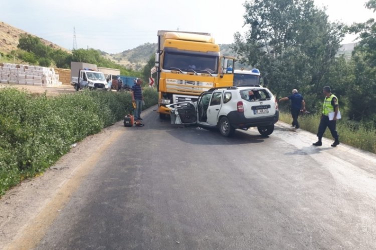 Otomobil tırla kafa kafaya &ccedil;arpıştı: 1 yaralı