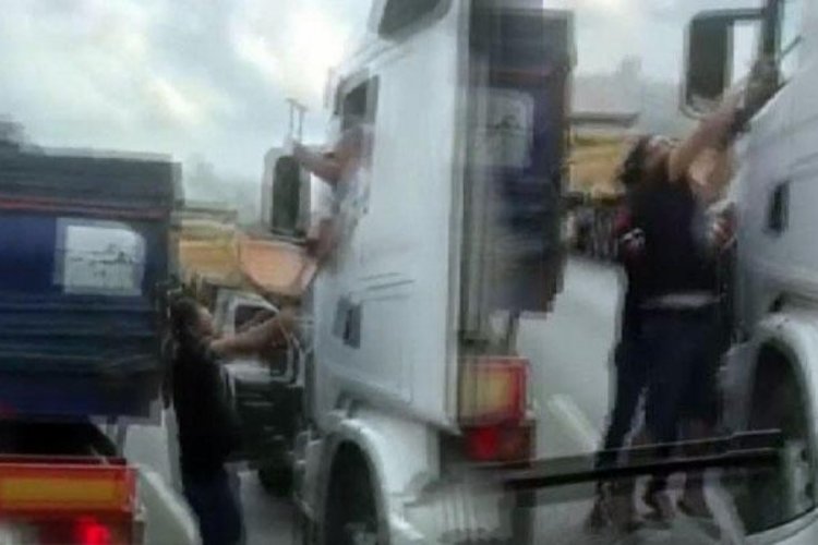 &Ccedil;eki&ccedil;li, sopalı yol verme kavgası kamerada