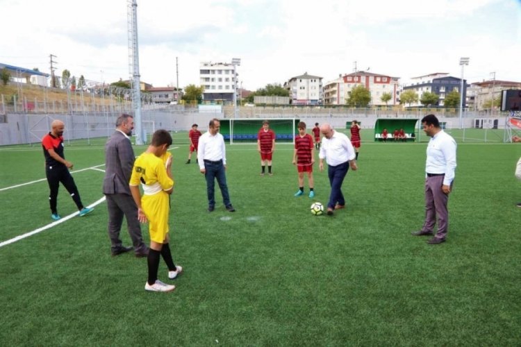 Kur'an kursu &ouml;ğrencileri yeşil sahada