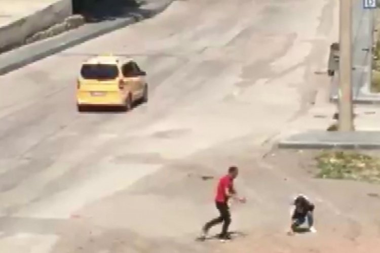 Cadde ortasında kadının boğazını sıktı, hi&ccedil;bir şey olmamış gibi yoluna devam etti