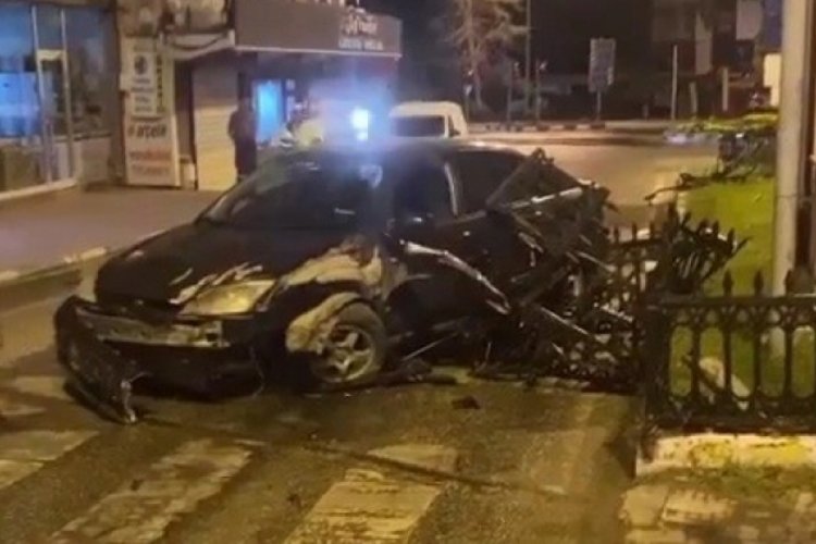 Otomobilin korkuluklara &ccedil;arptığı anlar g&uuml;venlik kamerasında