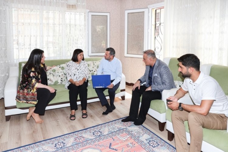 İşten &ccedil;ıkarılan şehit eşine Y&uuml;reğir Belediyesi sahip &ccedil;ıktı