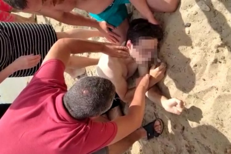 Denizde epilepsi krizi ge&ccedil;iren gen&ccedil; boğulma tehlikesi atlattı