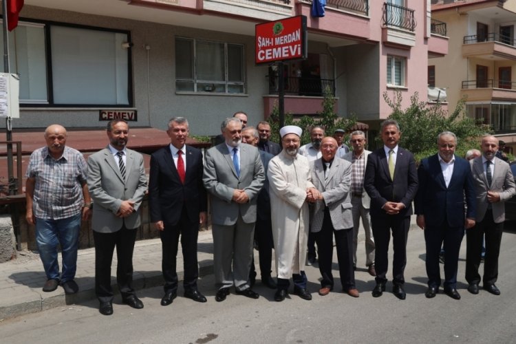 Diyanet İşleri Başkanı, saldırıya uğrayan cemevini ziyaret etti