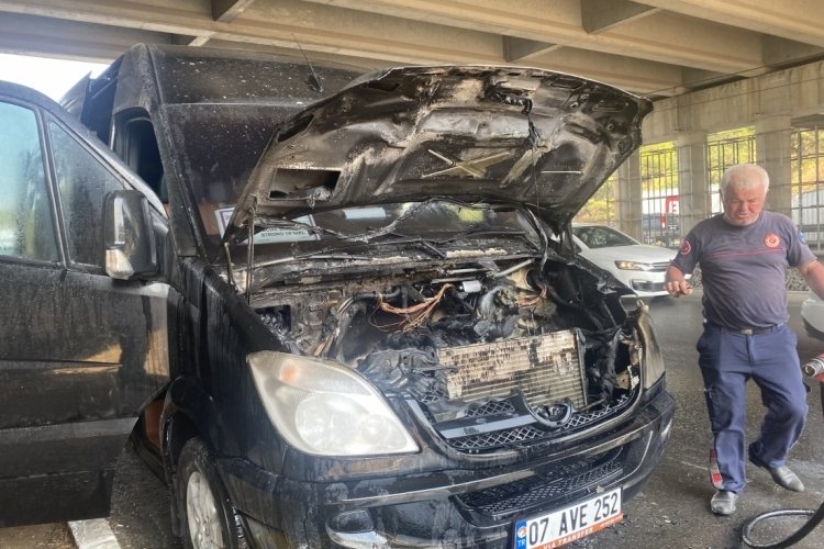 Turistleri taşıyan minib&uuml;s alev aldı