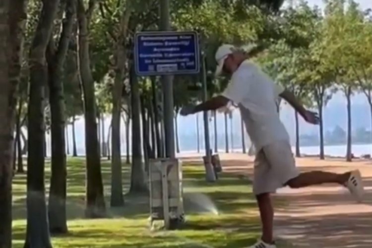 Kocaeli'de bir kişi parktaki fıskiyeyi tekmeledi