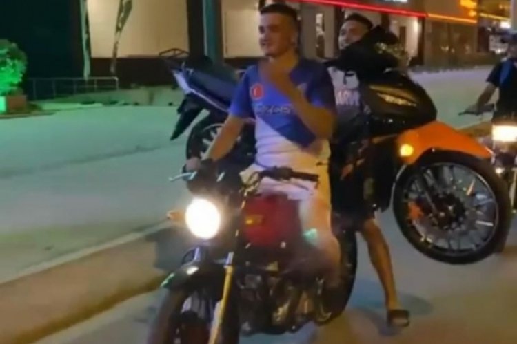 Motosiklet &uuml;st&uuml; motosiklet ile tehlikeli yolculuk kamerada