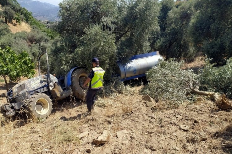 Aydın'da trakt&ouml;r şarampole yuvarlandı; s&uuml;r&uuml;c&uuml;s&uuml; yaralı, eşi &ouml;ld&uuml;