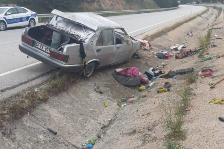 Kontrolden &ccedil;ıkan otomobil takla atıp ref&uuml;je devrildi: 5 yaralı