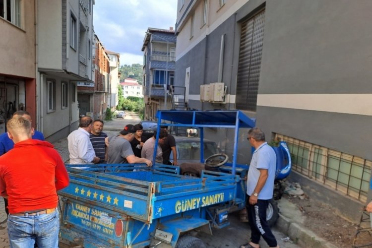 Tarım aracı kaldırıma &ccedil;arptı: 1 kişi yaralandı