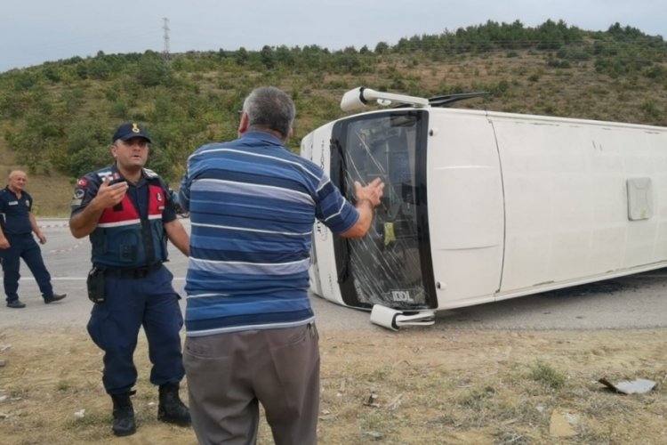 Bursa'da kontrolden &ccedil;ıkan servis otob&uuml;s&uuml; devrildi
